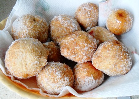 Finished doughnuts with Raspberry, Apricot and Guava jam and, being made from wholemeal flour, they must be healthy ;-). This recipe made around 30 doughnuts but they are so nice.