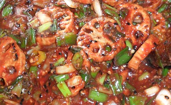 Cover the deep-fried root evenly in the sauce